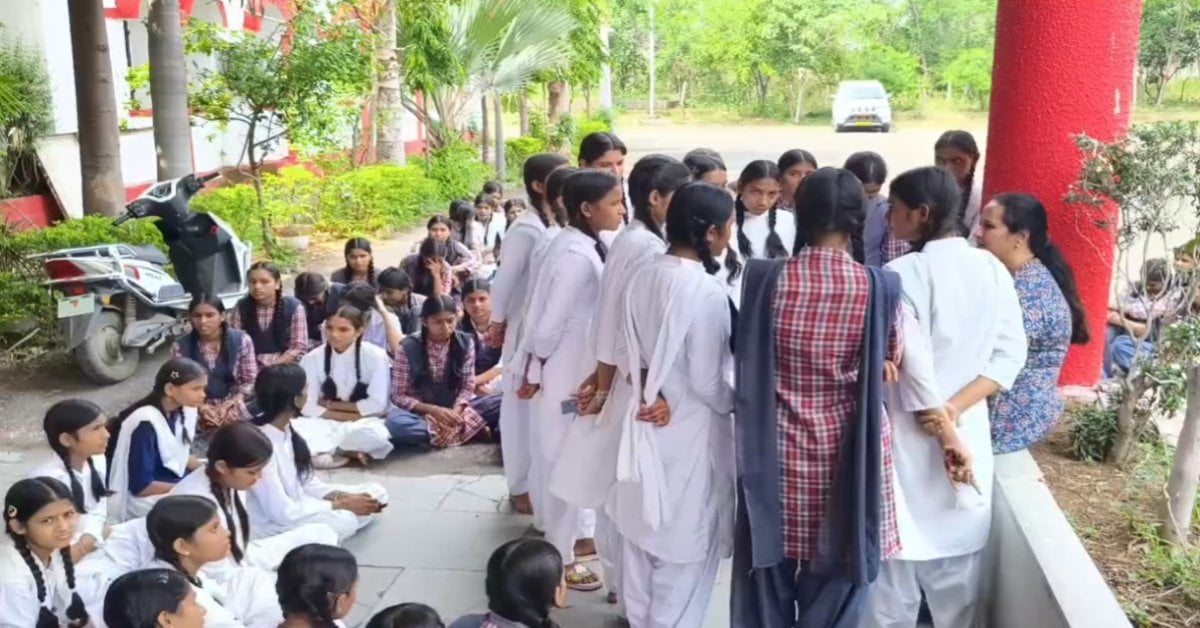 150 सीटर हॉस्टल में कीड़े वाली सब्जी और पानी का संकट: कलेक्ट्रेट पहुंचीं छात्राएं, सिकलसेल पीड़ित 2  अस्पताल में भर्ती