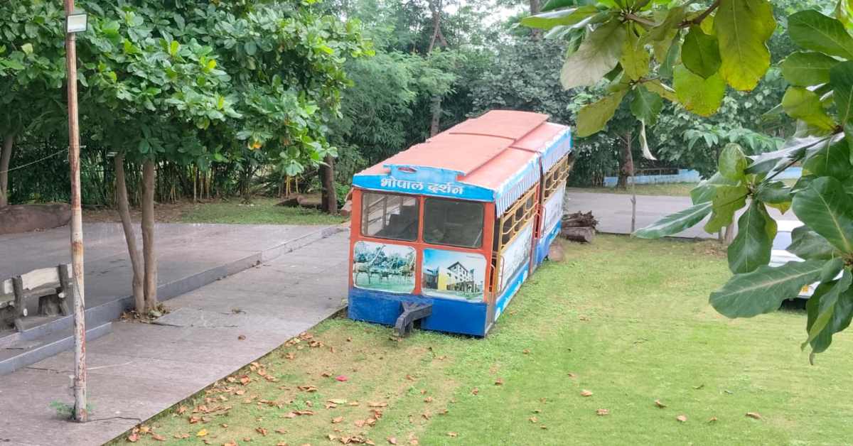 Exclusive: भूल भुलैया बनी ‘भोपाल दर्शन’, पर्यटकों की शान रही बस आज सैर-सपाटा परिसर में खा रही जंग
