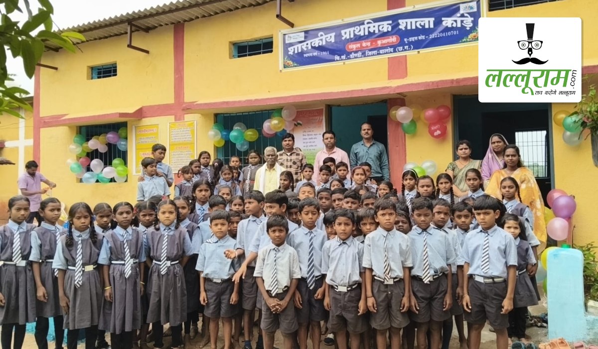 जर्जर स्कूल की छत से गिरता था प्लास्टर, बारिश में टपकता था पानी… सरकार से मदद नहीं मिली तो ग्रामीणों ने खुद उठाया बीड़ा, घर-घर से पैसे जुटाकर करवाई भवन की मरम्मत
