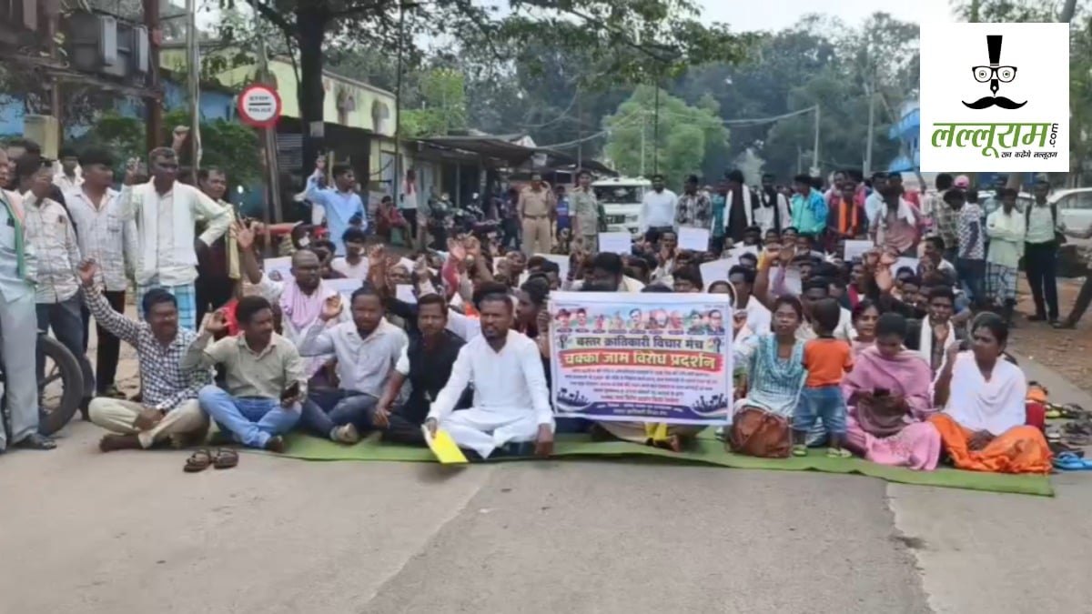 NH-30 पर जनपद सदस्यों और सरपंचों का चक्काजाम, 16वीं वित्त राशि समेत विभिन्न मुद्दों पर खोला मोर्चा