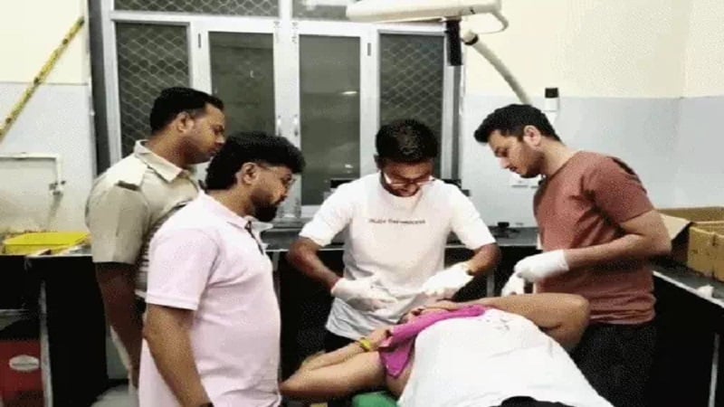 आंगन में टहल रहे थे पूर्व पार्षद, अचानक घर पर बरसने लगे पत्थर; फिर आधी रात थाने पहुंची भीड़