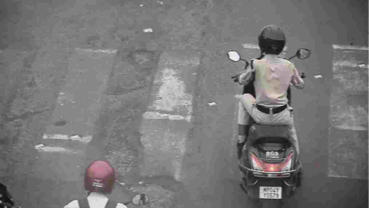 चोरी की स्कूटी चला रही थी पुलिस! रेड सिग्नल जंप करते ही फोटो में कैद हुई लेडी कॉन्स्टेबल, ई-चालान देख हैरान हुई मालिक