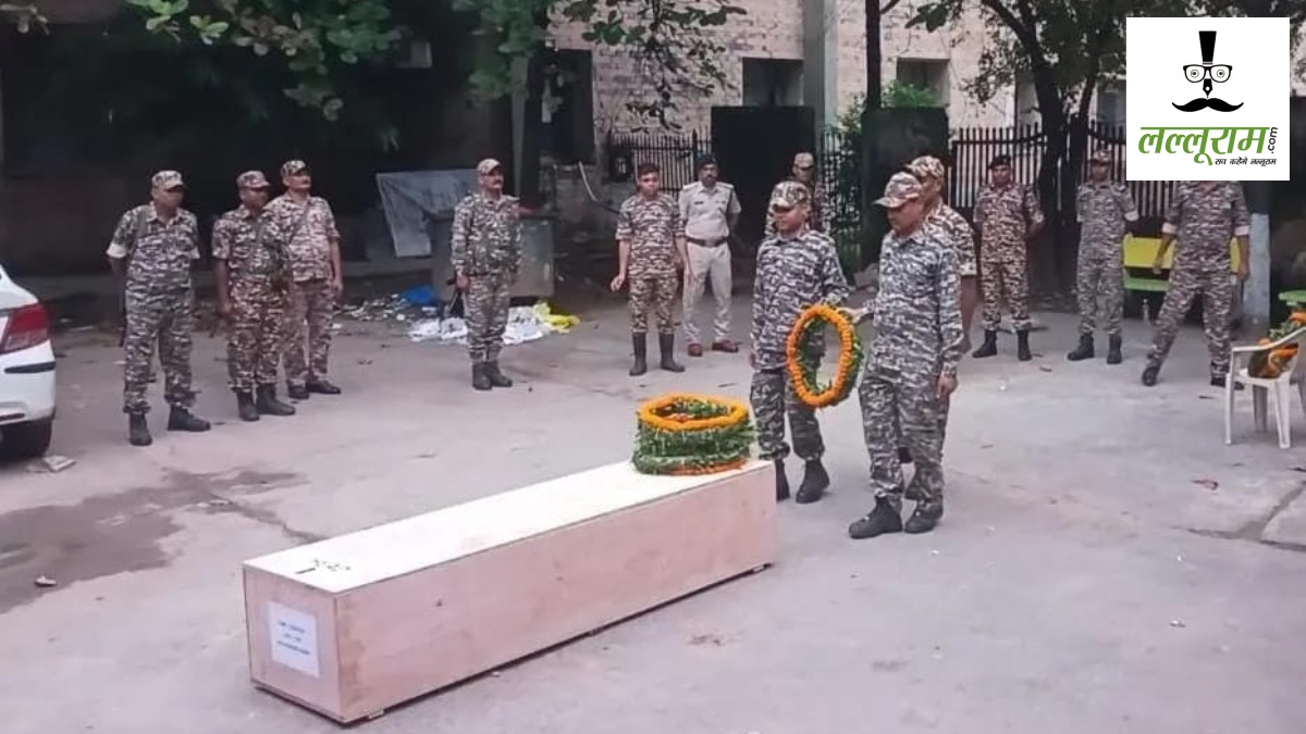 CRPF Camp Suicide : सीआरपीएफ कैंप में आरक्षक की पेड़ पर फांसी से लटकी मिली लाश, 15 साल से थे तैनात