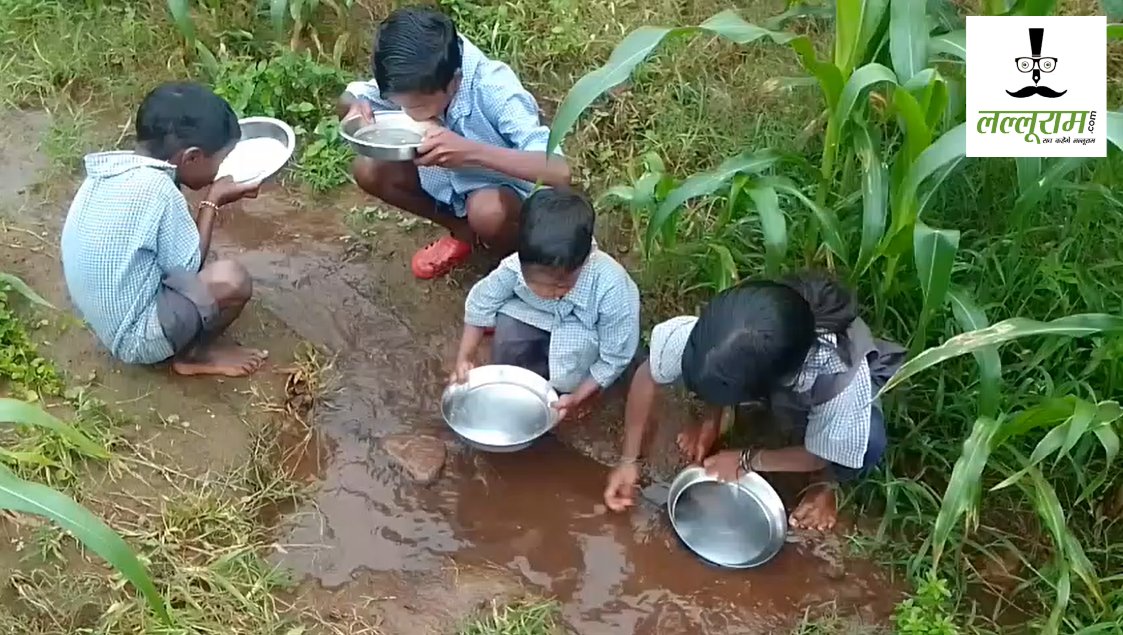 पसीज जाएगा दिल! हैंडपंप खराब, गंदा पानी पीने को स्कूली छात्र मजबूर, देखें VIDEO