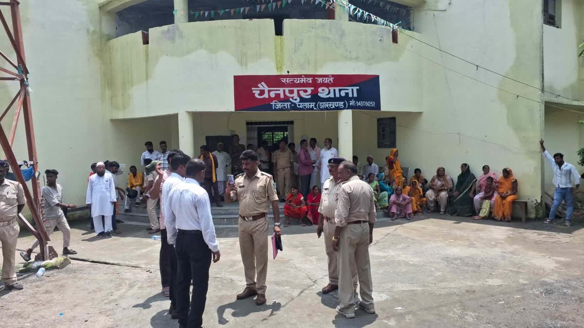 Palamu News: शाम को बच्चे को लेकर घर से निकली थी मां, सुबह तालाब में मिला दोनों का शव, मौत की गुत्थी सुलझाने में जुटी पुलिस