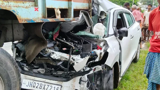 चतरा में सड़क किनारे खड़े ट्रक से भिड़ी बोलेरो, 28 वर्षीय युवक की मौके पर मौत, दो गंभीर