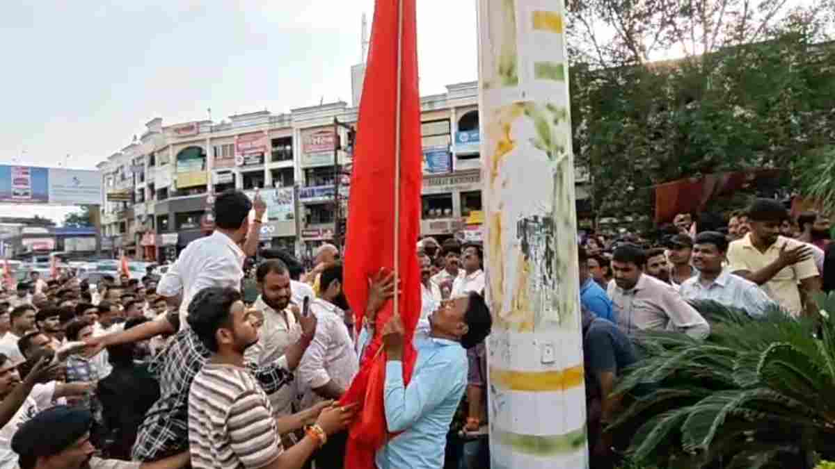 भगवा ध्वज उतारे जाने पर गरमाया मामला, अधिकारियों की समझाइश के बाद शांत हुआ विवाद