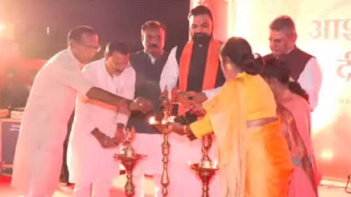 CM सम्राट चौधरी ने मरीन ड्राइव पर जलाया ‘आशीर्वाद का दीया’, PM मोदी के लिए की ये कामना