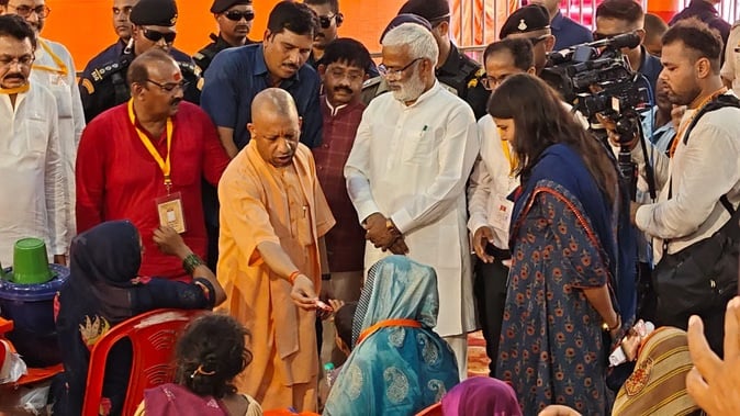 ‘आपदा में अकेले नहीं हो…’ चित्रकूट की बाढ़ में ग्राउंड पर उतरे CM योगी, पीड़ितों को देखते ही कर दिया ये बड़ा एलान