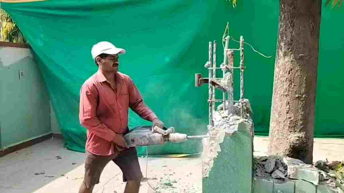 उज्जैन में लोग खुद तोड़ने लगे अपना घर, मकान मालिकों को मिला था अल्टीमेट, जानिए पूरा मामला