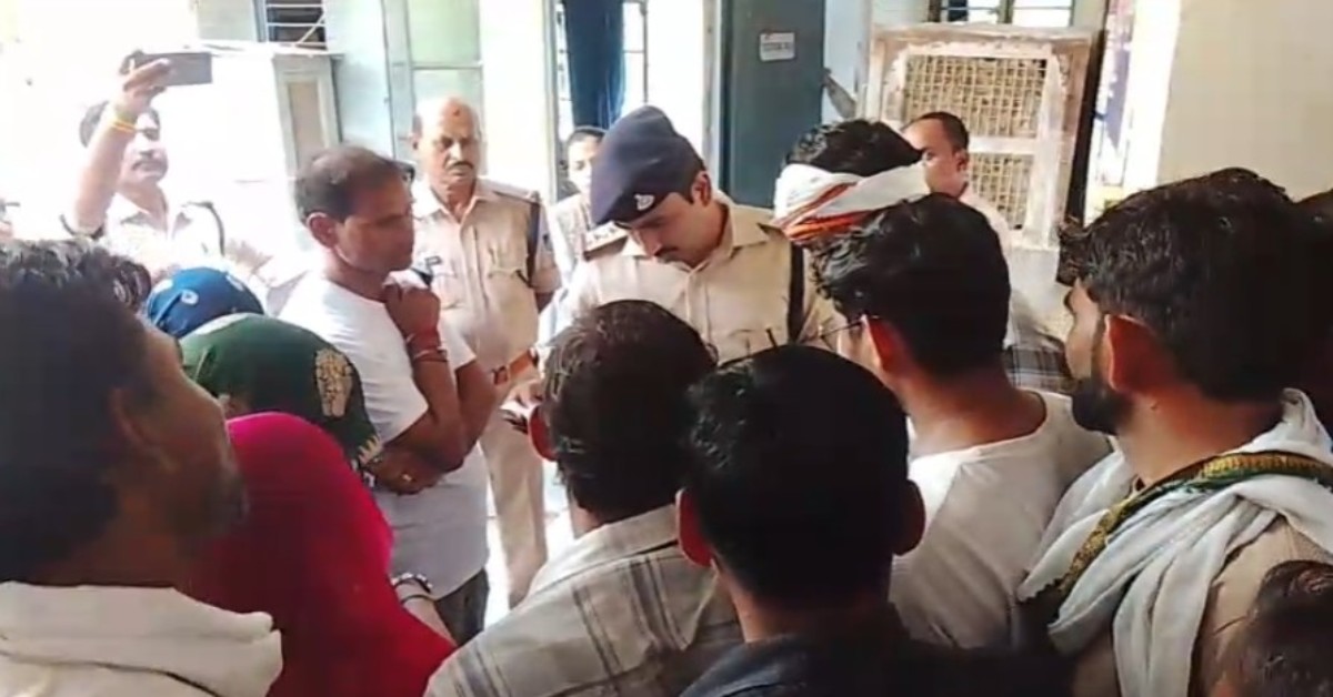 खाकी की तानाशाही! 4 दिन भटकती रही छेड़छाड़ पीड़िता, ग्रामीणों के घेराव के बाद दर्ज हुई FIR
