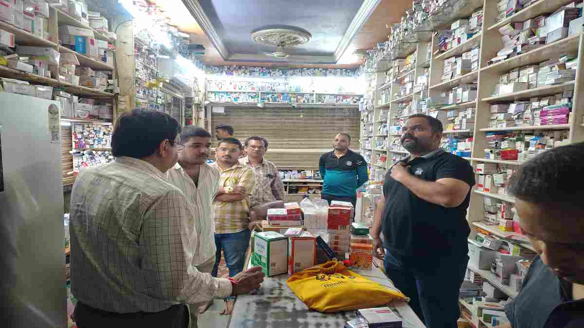 सेहत से खिलवाड़ पर प्रशासन सख्त: कलेक्टर बंगले पर पहुंचा बच्चों का एक्सपायरी प्रोटीन पाउडर, मेडिकल स्टोर सील