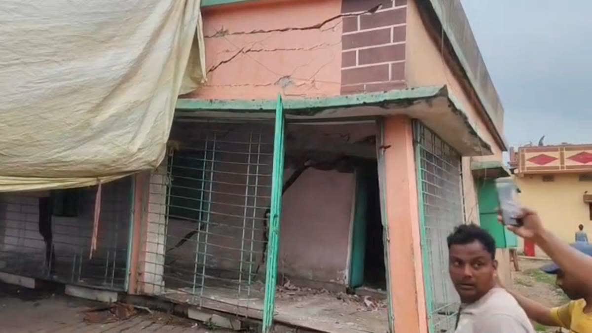 धनबाद के छाताबाद में फिर जमीन धंसने से हड़कंप, धमाके के बाद कई घरों में पड़ी दरारें,लोगों में दहशत