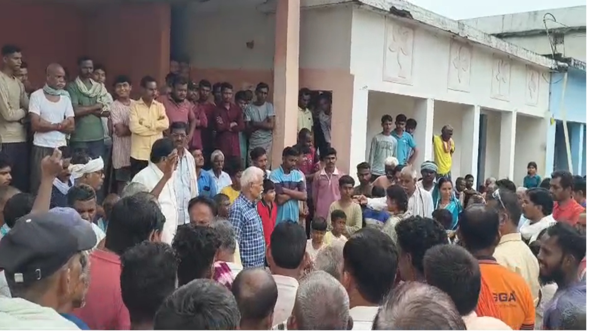 धर्मांतरित महिला के शव दफनाने को लेकर बवाल: परिजन और ग्रामीण हुए आमने-सामने, पुलिस ने संभाला मोर्चा