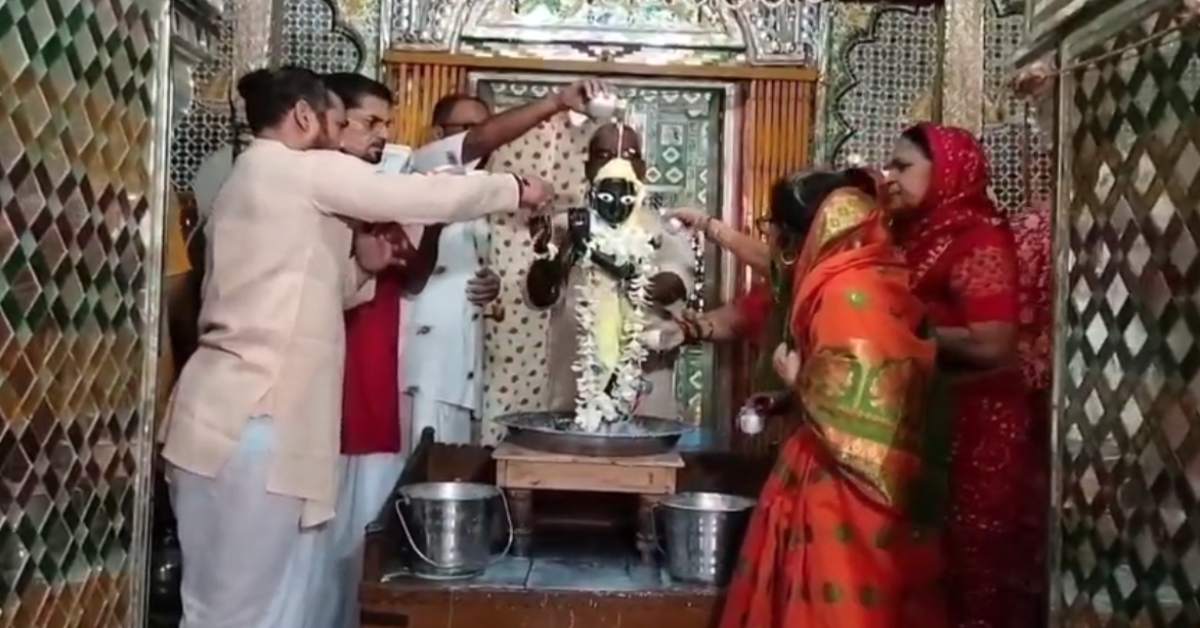 कृष्ण जन्माष्टमी पर बड़े गोविंद मंदिर में उमड़ी आस्था: दूध-दही से हुआ अभिषेक, ठाकुर जी के दर्शन को उमड़े श्रद्धालु