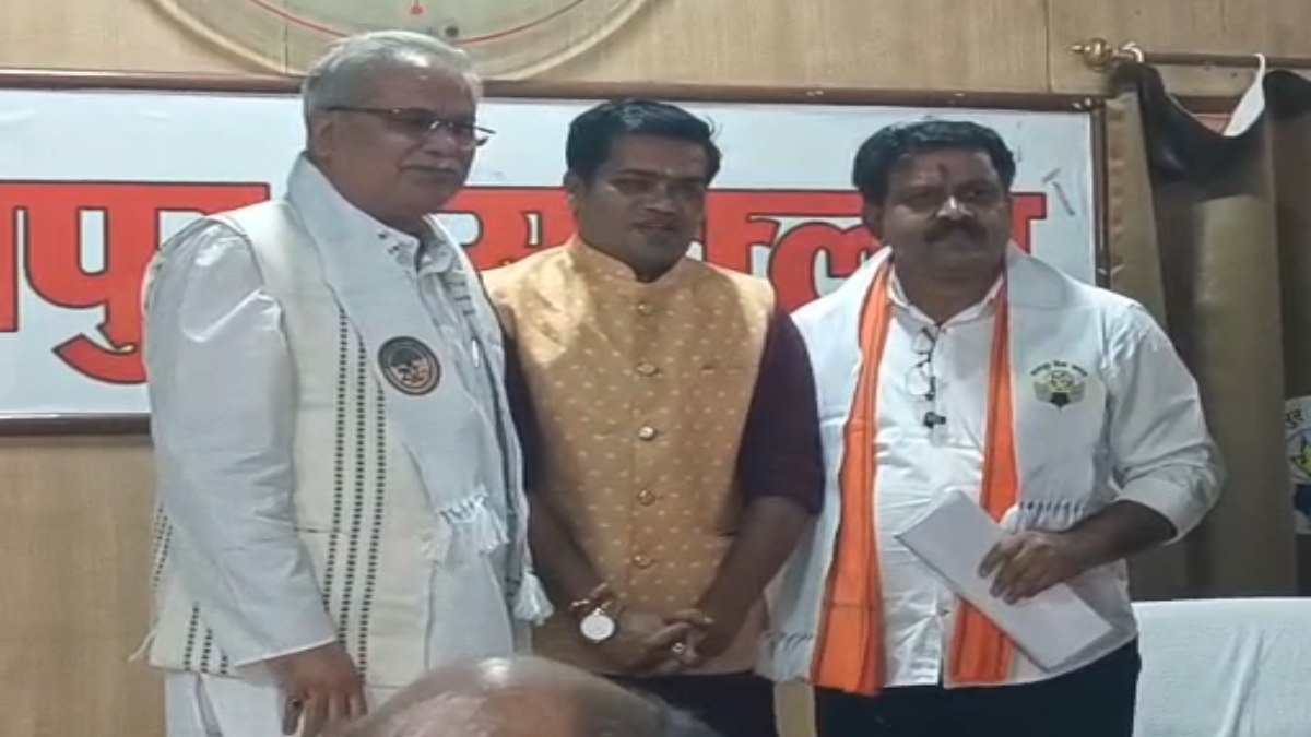 आवास योजना पर बड़ी बहस : पूर्व CM भूपेश बघेल और डिप्टी CM विजय शर्मा पहुंचे प्रेस क्लब, भारी पुलिस बल भी तैनात