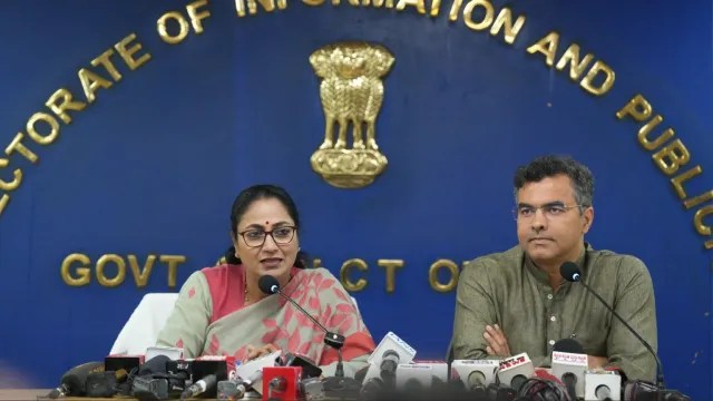 दिल्ली सरकार का बड़ा एलान, 400 यूनिट तक बिजली खपत करने वालों को मिलेगा मुफ्त सोलर प्लांट