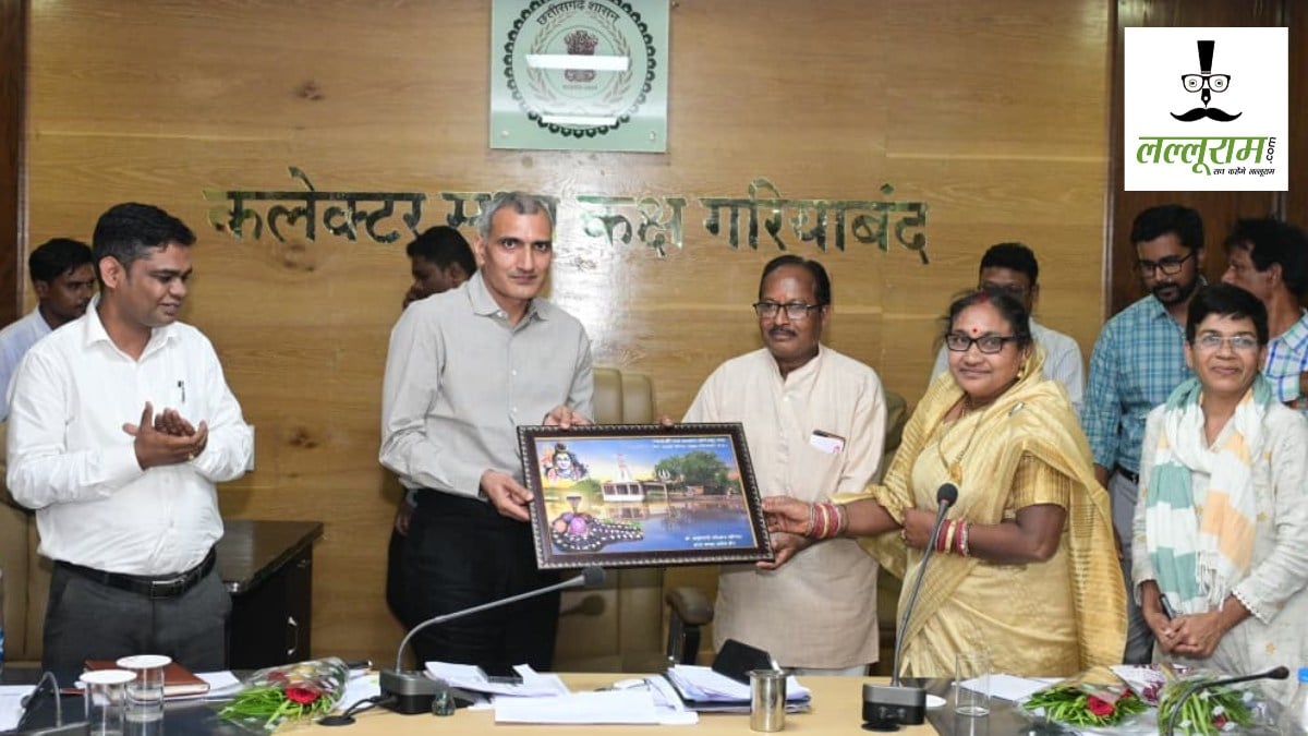 स्वास्थ्य विभाग के 2 वरिष्ठ कर्मचारी सेवानिवृत्त, कलेक्टर शर्मा ने दी विदाई