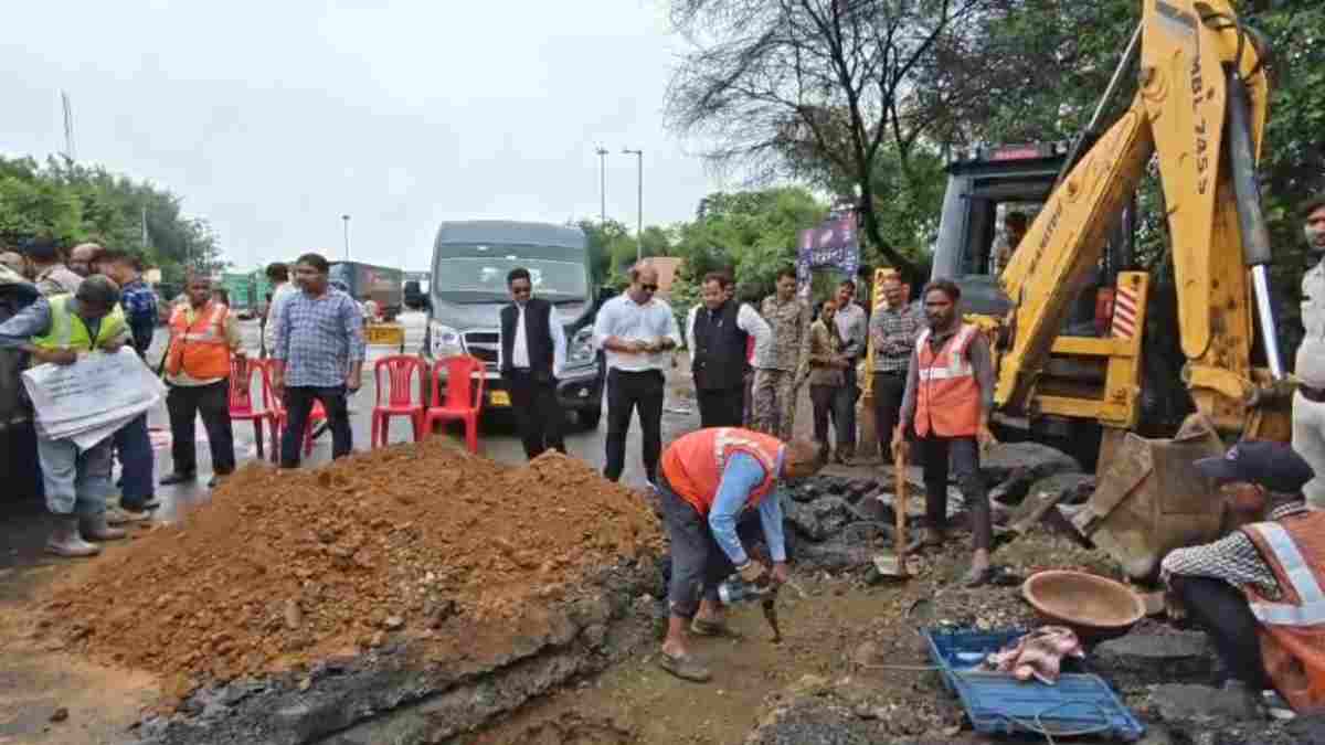 ग्वालियर में बदहाल सड़कों पर हाईकोर्ट सख्त, NHAI हाईवे की JCB से खुदाई कर जांच कमीशन ने लिए सैंपल