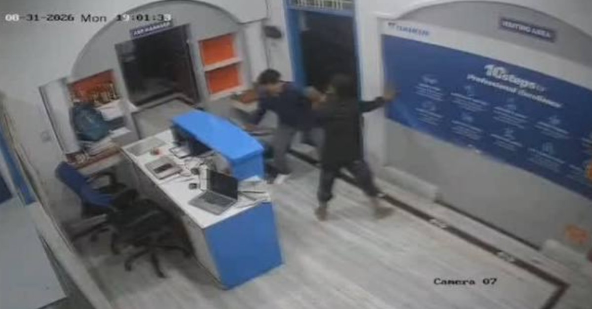 ‘मैं पूर्व मंत्री का भतीजा हूं’… AC सेंटर में घुसकर दबंगई का आरोप, CCTV में कैद पूरा हंगामा