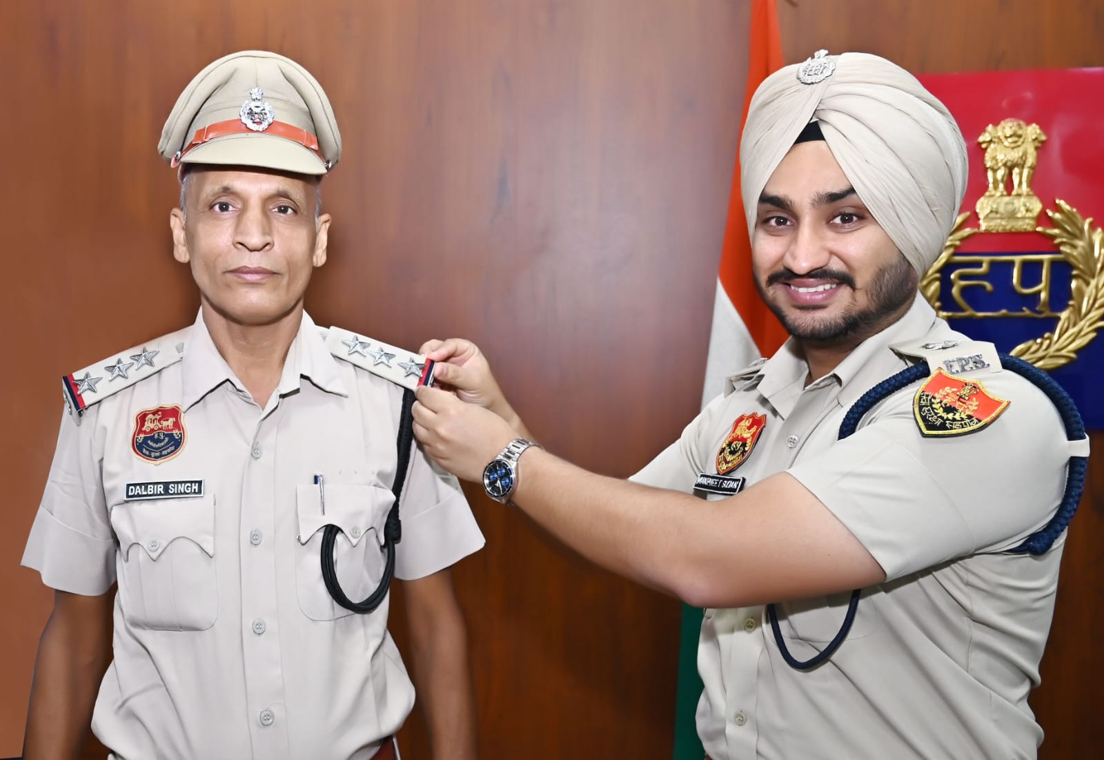 कैथल में SI दलबीर सिंह बने इंस्पेक्टर, SP मनप्रीत सिंह सूदन ने स्टार लगाकर दी बधाई