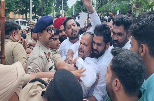 यमुनानगर में BJP कार्यालय घेरने पहुंचे कांग्रेसी, सांसद वरुण मुलाना समेत दर्जनों हिरासत में; बैरिकेड्स पर पुलिस से धक्का-मुक्की