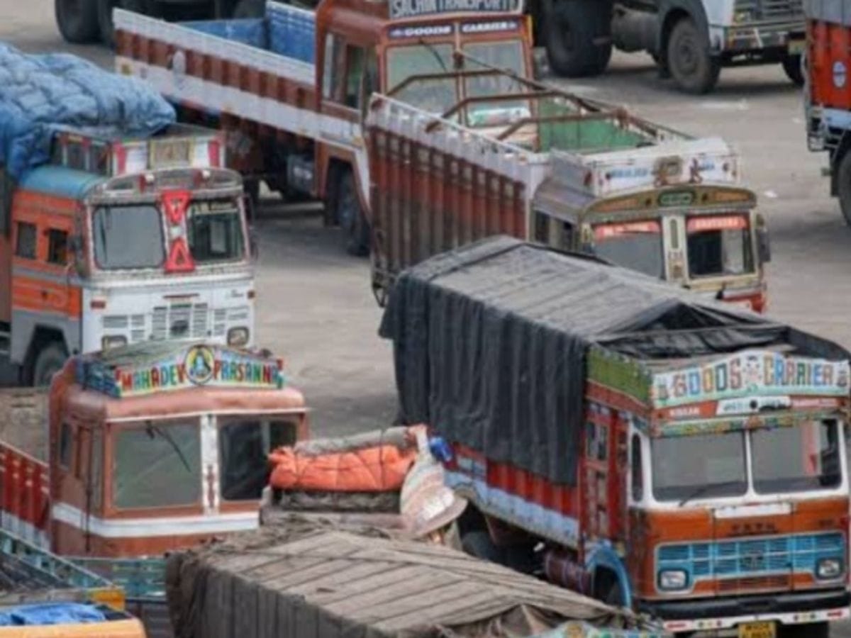 ट्रक ड्राइवर को थप्पड़ मारना ट्रैफिक पुलिसकर्मी को पड़ा भारी, वीडियो वायरल होते ही लाइन हाजिर; विभागीय जांच शुरू