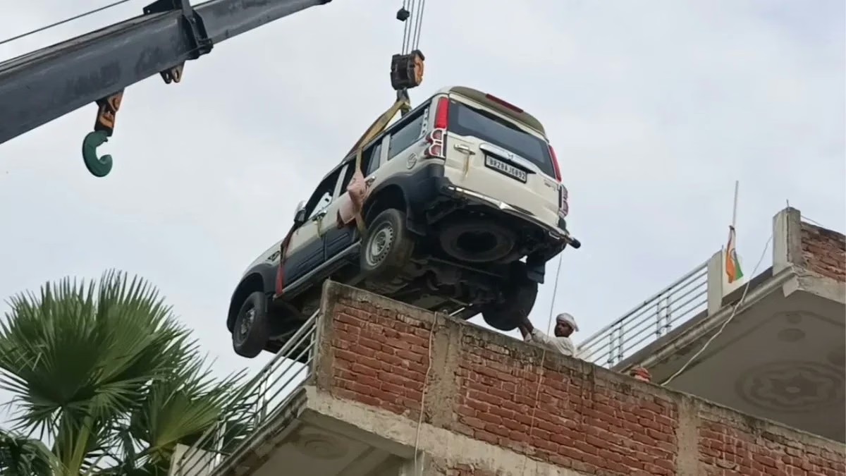 चोरी के डर से मकान मालिक ने क्रेन से दूसरी मंजिल पर चढ़ाई गाड़ी, वीडियो वायरल