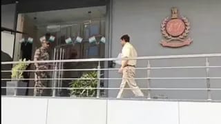 ED दफ्तर पहुंचे पूर्व पंजाब मुख्य सचिव अनुराग वर्मा, हाथों में दिखी दस्तावेजों की फाइल; जमीन मामले में पूछताछ