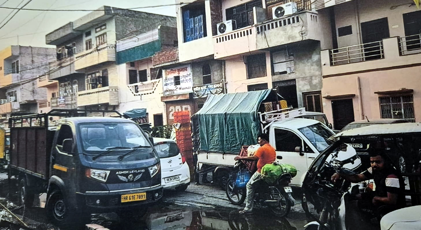 भिवानी की नई सब्जी मंडी में अवैध कब्जों के आरोप, 200 गज ऑक्शन प्लेटफॉर्म पर टीन शेड-जाल लगाने की शिकायत; DC से जांच की मांग