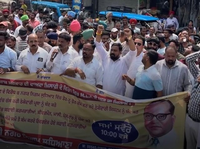 लुधियाना में सफाई कर्मचारियों ने फिर खोला मोर्चा, विधायक के घर का घेराव; 18 सितंबर से हड़ताल की चेतावनी