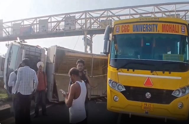 35 छात्रों से भरी बस को ट्रक ने मारी टक्कर, पीछे चल रहा टेंपो ट्रैवलर भी पलटा, फिर जो हुआ…