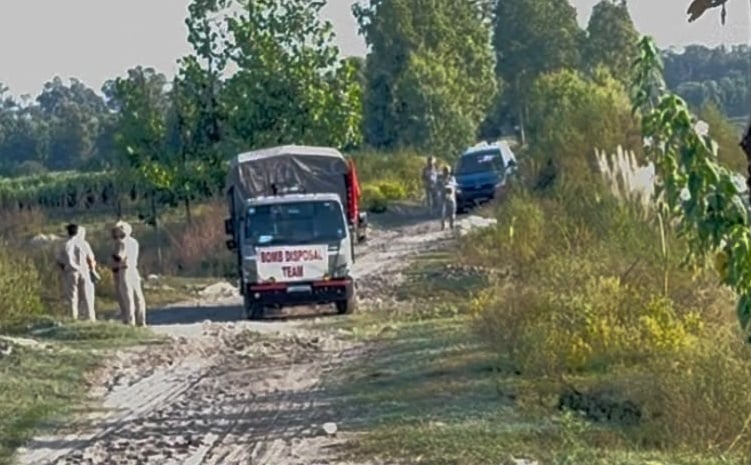 बमियाल के खेत में मिला पुराना रॉकेट लॉन्चर जैसा बम, सेना की टीम ने 5 घंटे के ऑपरेशन के बाद किया डिफ्यूज