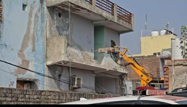 गुरुग्राम में गैंगस्टर कौशल चौधरी की अवैध संपत्ति पर चला बुलडोजर, 300 गज में बने अवैध किले को किया जमींदोज