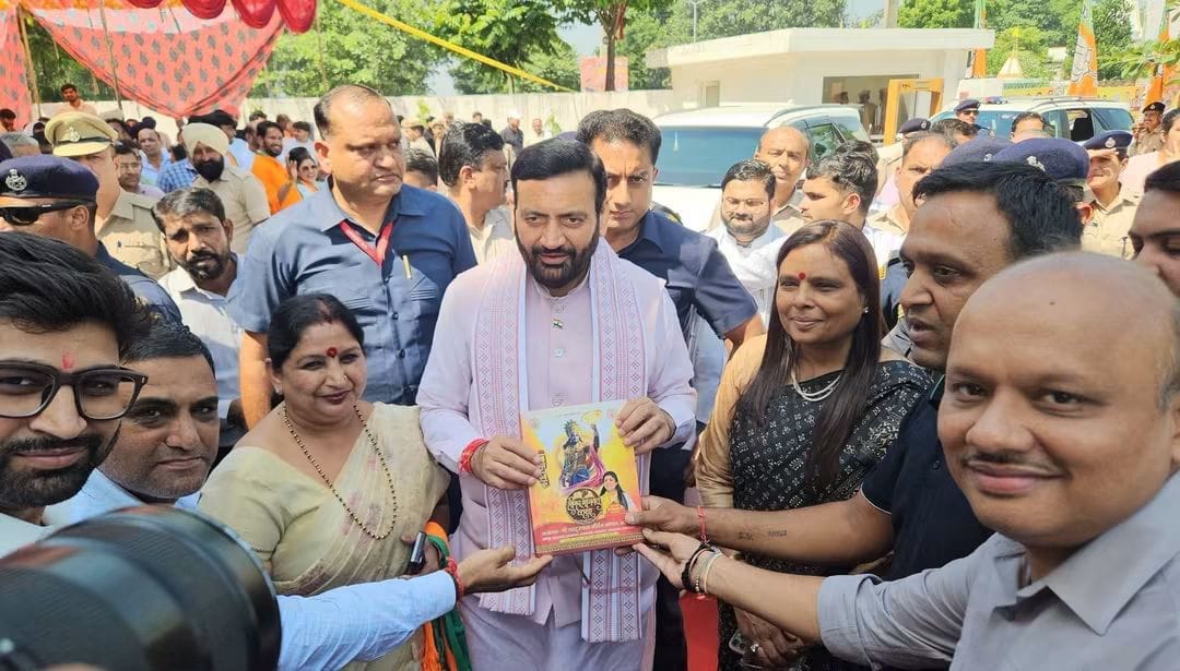 श्रीमद्भागवत कथा का न्योता लेकर CM सैनी से मिलीं करनाल की मेयर रेणु बाला गुप्ता, धार्मिक आयोजन में आने का किया आग्रह