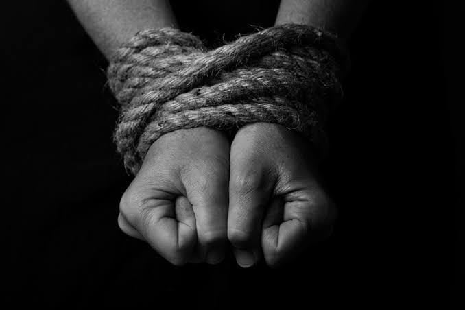 बच्चे को अगवा करने के इरादे से स्कूल में घुसा संदिग्ध, मां के शोर मचाते ही मचा हड़कंप; लोगों ने पकड़कर पुलिस को सौंपा