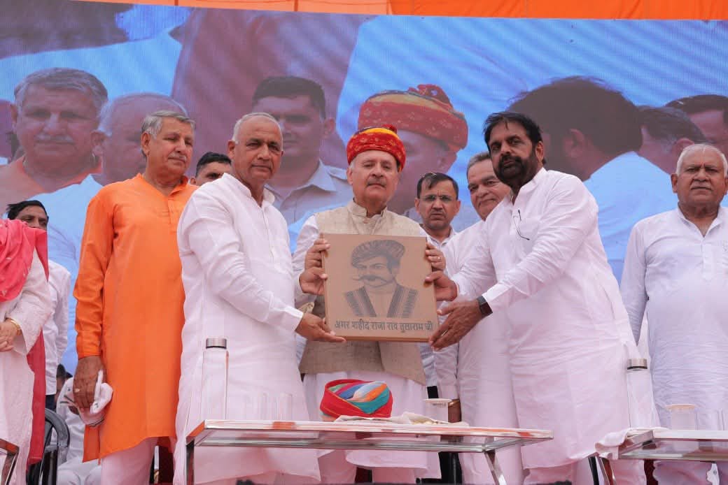 राव इंद्रजीत के मंच से राजपाल यादव का विरोधियों पर निशाना, हांसी के विकास को लेकर रखीं कई मांगें