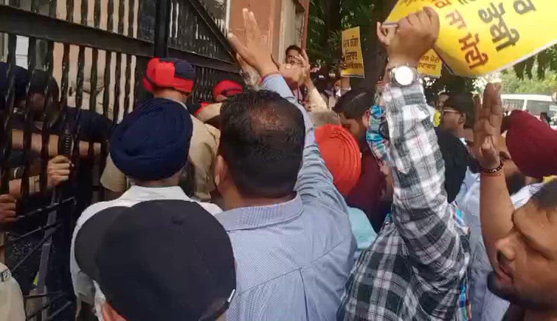 ED की कार्रवाई के खिलाफ AAP का हल्लाबोल, मोहाली में PUDA भवन के बाहर प्रदर्शन; बैरिकेड तोड़ने पर धक्कामुक्की