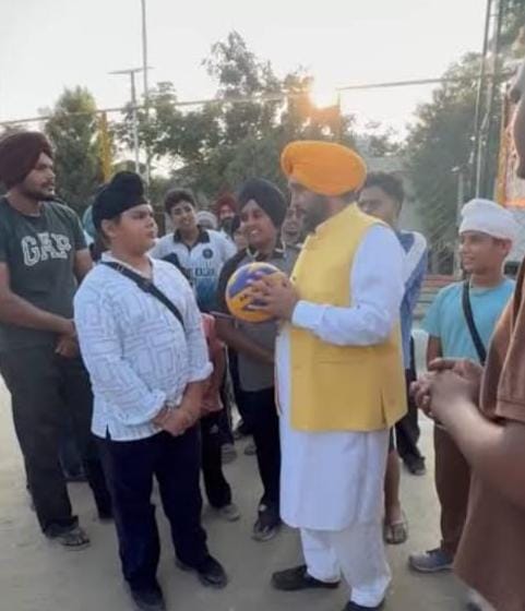 बच्चों के साथ ‘बच्चे’ बने CM भगवंत मान, धूरी के खेल मैदान में खेला वॉलीबॉल; खिलाड़ियों से की बातचीत