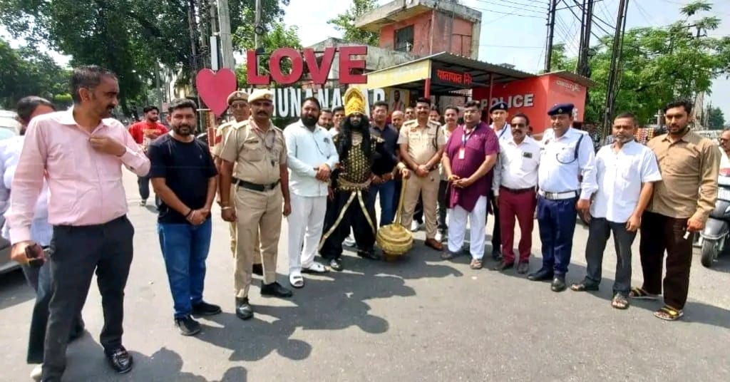 यमराज सड़क पर उतरे, लोगों से चर्चा कर दी ये सलाह