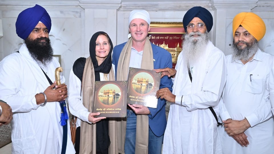 अमेरिकी राजदूत सर्जियो गोर ने श्री दरबार साहिब में टेका माथा, 15 साल बाद दूसरी बार पहुंचे अमृतसर