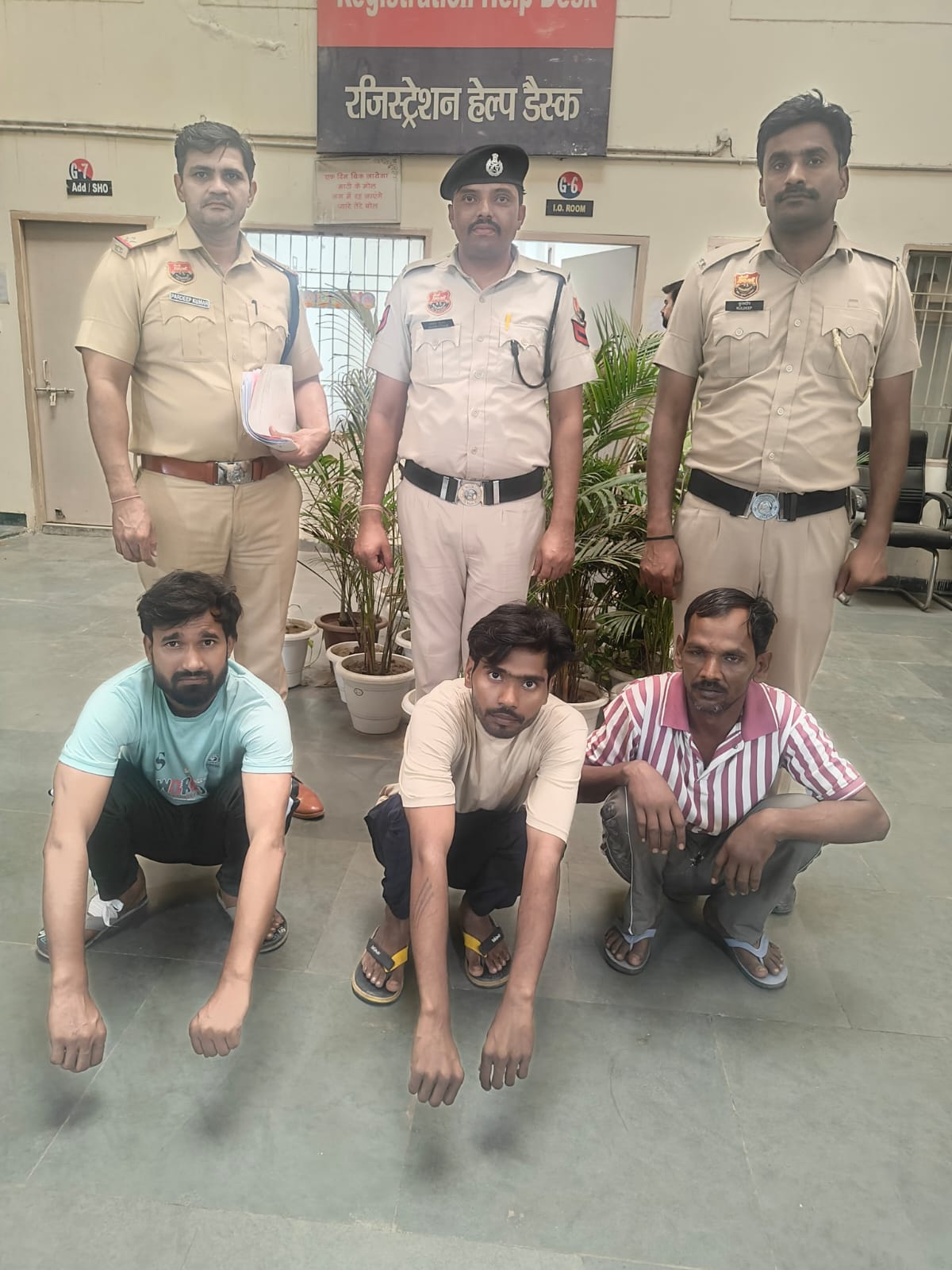 बाइक पर घूमकर मोबाइल झपटने वाले गिरोह का पर्दाफाश, तीन आरोपी गिरफ्तार; 5 मोबाइल और बाइक बरामद
