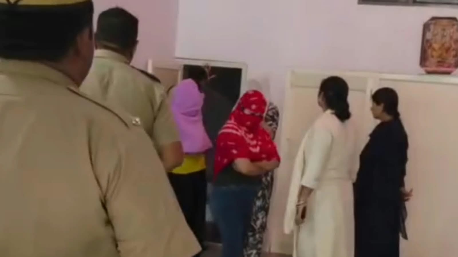 करनाल के असंध में मून लाइट होटल पर पुलिस की रेड, 3 युवक-3 युवतियां हिरासत में; संचालक भी पकड़ा गया