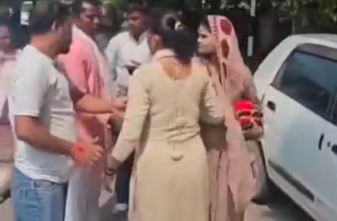 VIDEO वायरल : बीच सड़क पर पति-पत्नी में हाईवोल्टेज ड्रामा, सास की एंट्री के बाद चले लात-घूंसे