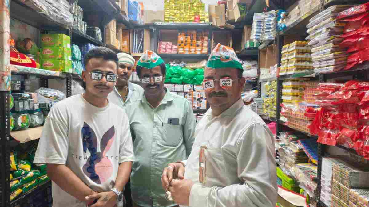 UPI पेमेंट पर MDR शुल्क पर भड़की कांग्रेस! व्यापारियों को बांटे ‘NO UPI – ONLY CASH’ के चश्मे, जताया विरोध