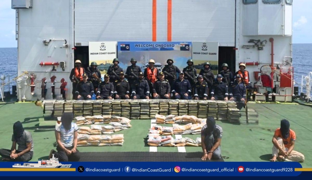 3 हजार करोड़ की ड्रग्स के साथ 5 पाकिस्तानी गिरफ्तार:  अरब सागर में नशे के अंतरराष्ट्रीय नेटवर्क के खिलाफ बड़ी कार्रवाई