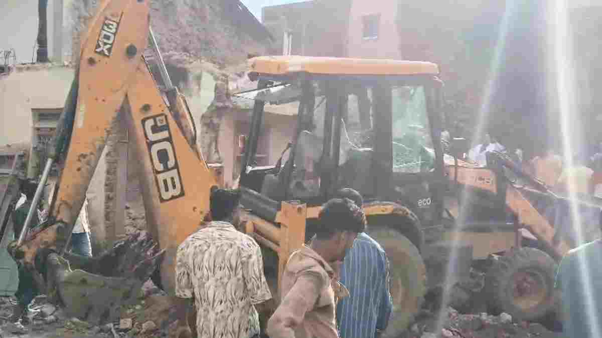 इंदौर में जर्जर मकान गिरने से दर्दनाक हादसा, 3 महिलाओं की मौके पर मौत, 4 घायल अस्पताल में भर्ती