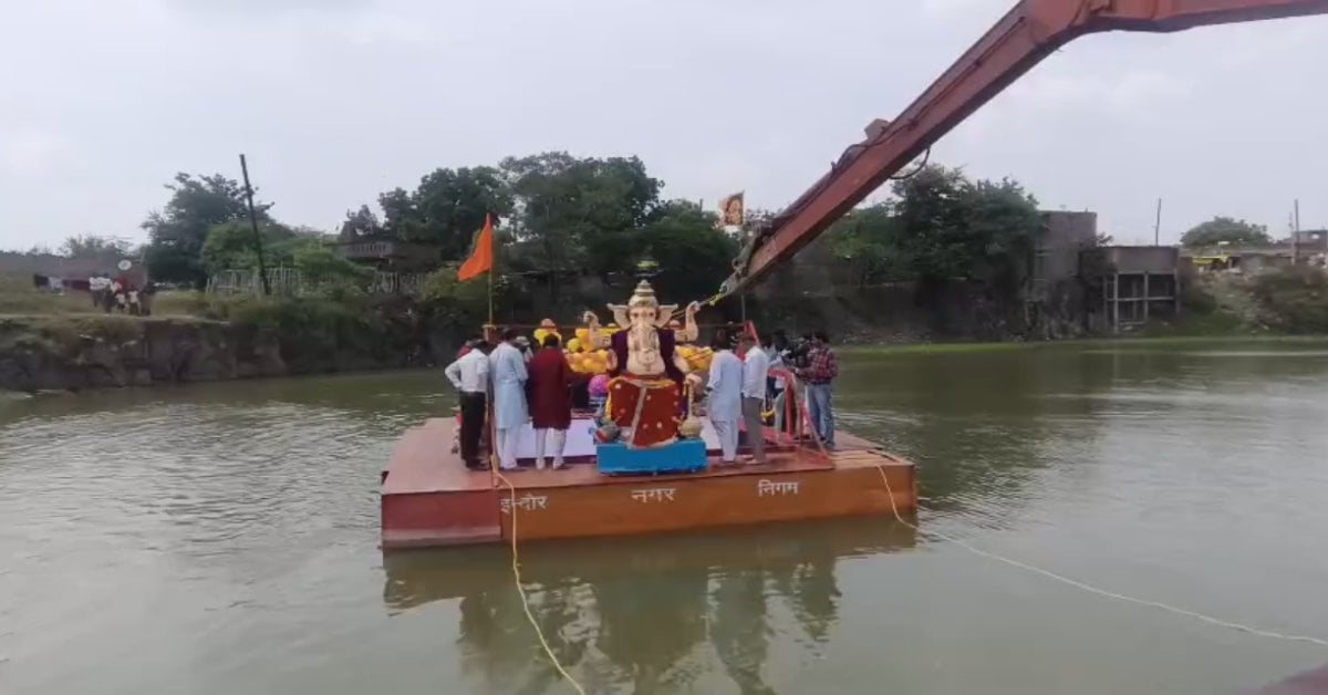 इंदौर नगर निगम की अनूठी पहल: पोकलेन, लिफ्ट और नावों के जरिए हो रहा गणेश विसर्जन, 140 स्थानों पर व्यवस्था