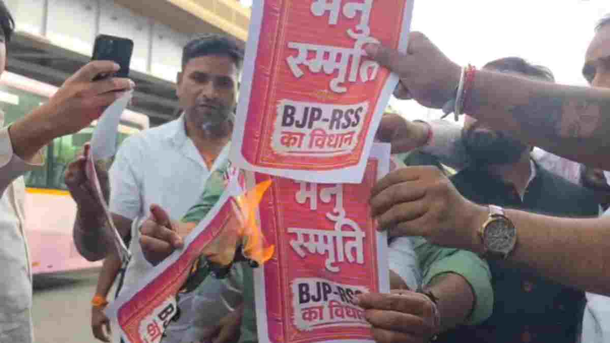 राहुल गांधी के कार्यक्रम की बैठक के बाद सियासी संग्राम! यूथ कांग्रेस का BJP कार्यालय घेराव, मनुस्मृति के चित्र जलाकर प्रदर्शन, पीएम मोदी और मोहन भागवत के पोस्टर भी फाड़े