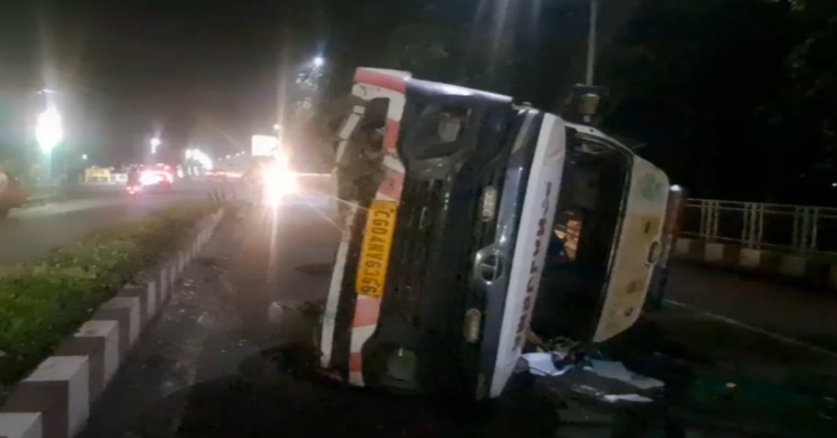 मरीज को ले जा रही 108 एंबुलेंस डिवाइडर से टकराकर पलटी! हादसे के बाद चालक फरार, राहगीरों ने बचाई जान